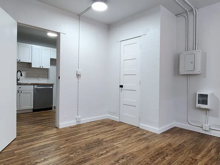 Adams Apartments — Photo 8