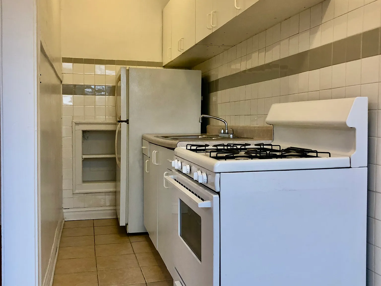 3812 N Pine Grove Ave — Photo 4