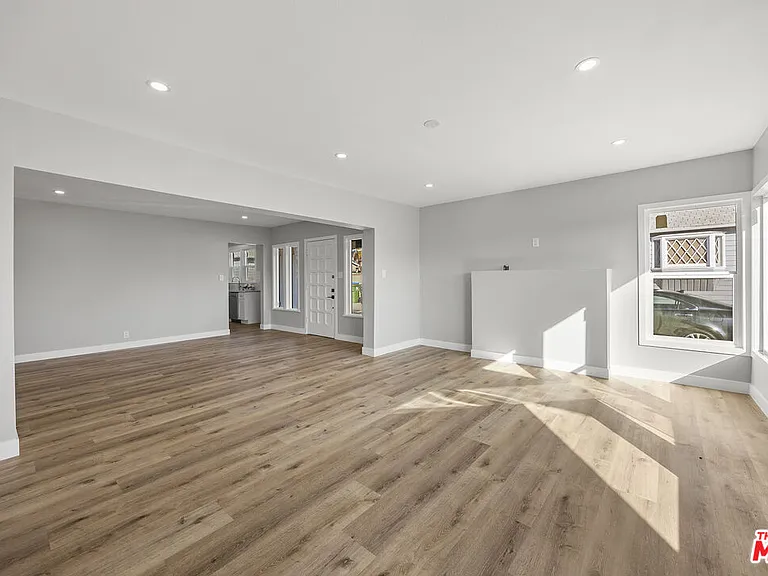 5465 S Victoria Ave — Photo 5