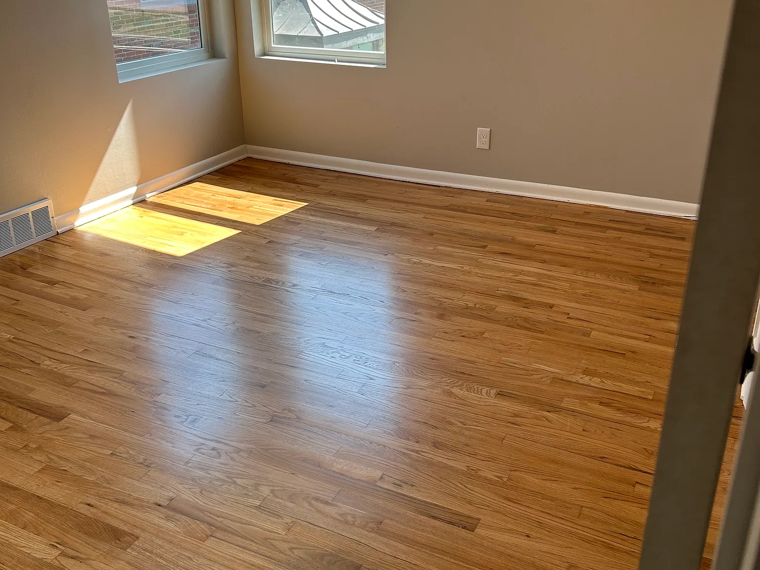 3 bed, 950 sqft, $1,075 — Photo 2