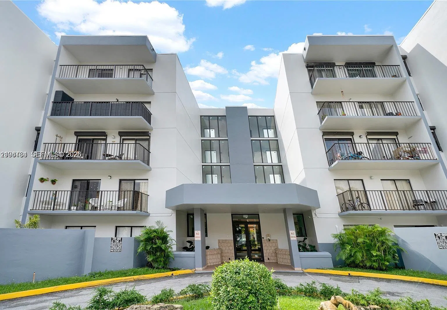 Versailles Plaza Condo — Photo 1