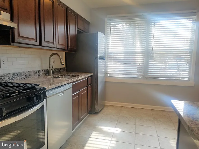 2022 Mayflower Dr — Photo 2