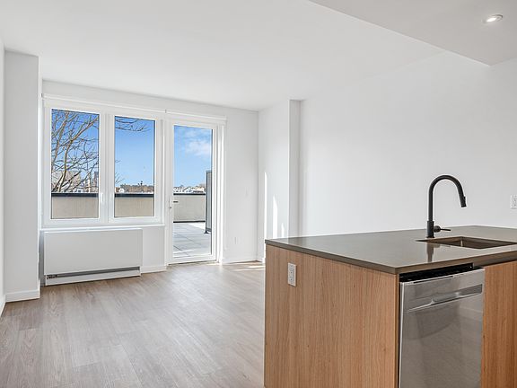 4th image of 16014 Hillside Ave #301