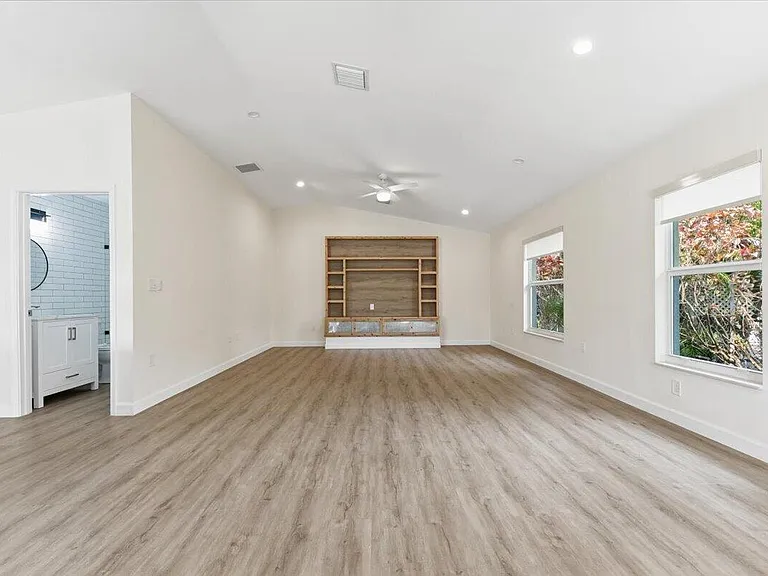 530 NE 3rd Ave — Photo 3