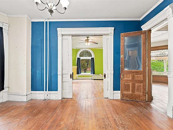 5th image of 935 E College St