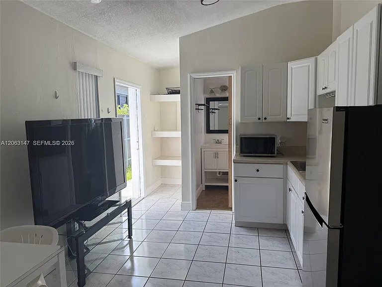 3500 SW 87th Pl #STD — Photo 2