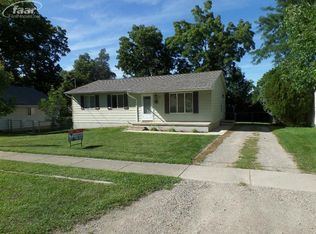 631 1st St, Fenton, MI 48430