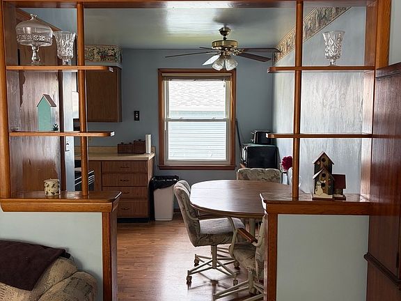 5th image of 460 Dennis Ave