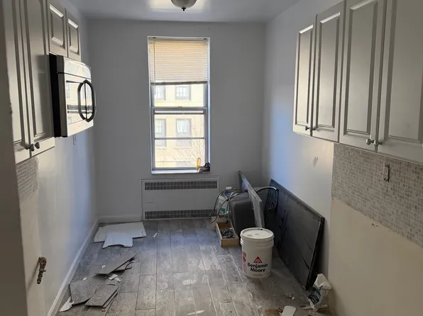 9319 Ridge Boulevard image 1 of 10