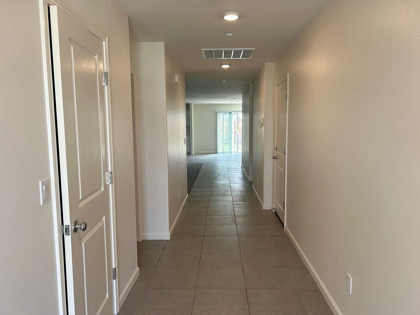 4 Bedroom 3 Bathroom Home Close to Shopping and Restaurants!! — Photo 2