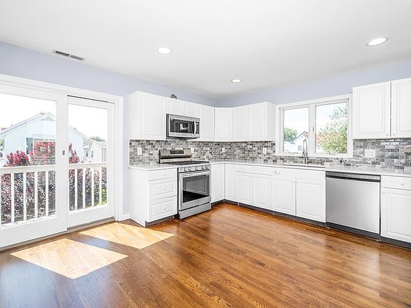 Gourmet eat-in kitchen with sliders to deck