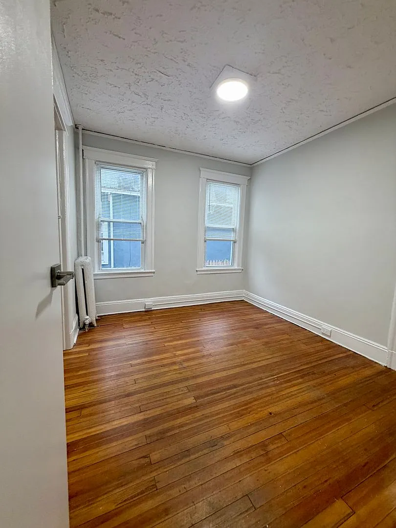 251 S 5th Ave — Photo 3