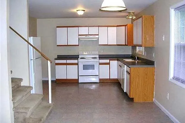 4 bed, 2.5 bath, 1600 sqft, $680 — Photo 2