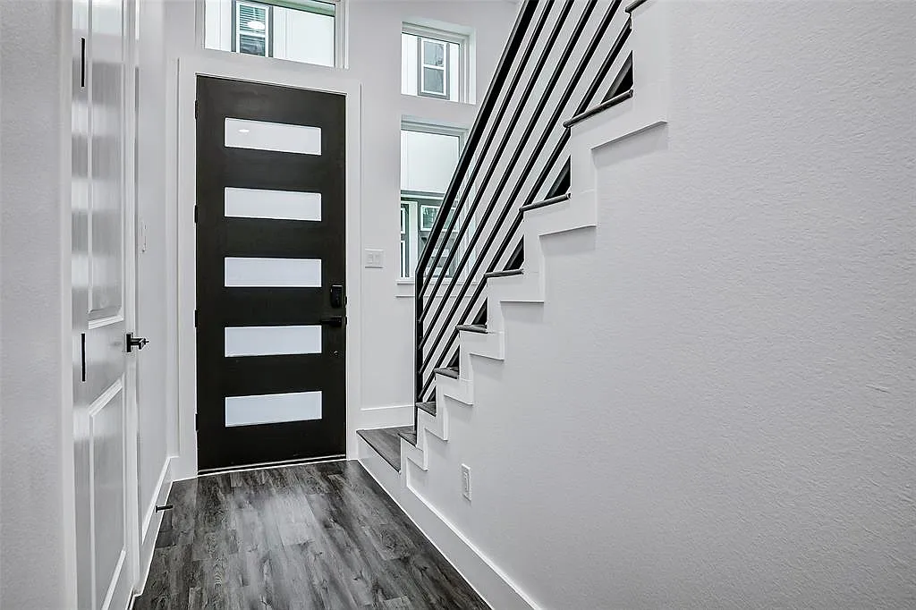 3 bed, 2255 sqft, $3,200 — Photo 3