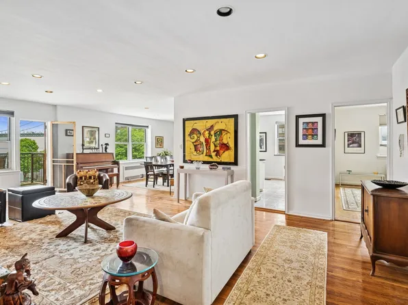 162-41 Powells Cove Boulevard image 2 of 35