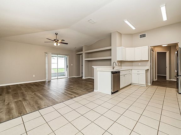5th image of 411 Sand Ridge Dr
