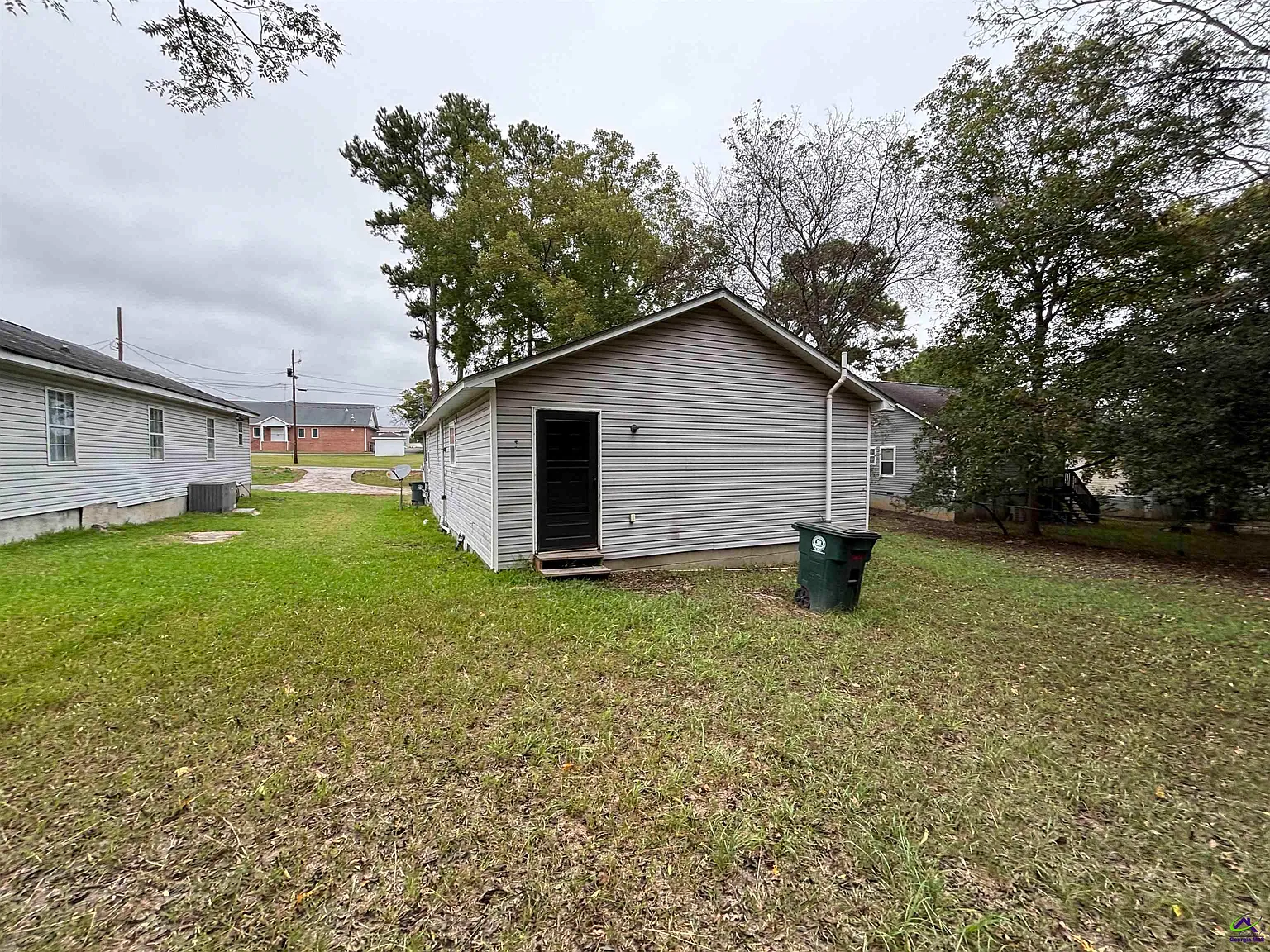 3 bed, 2.0 bath, 1368 sqft, $950 — Photo 3