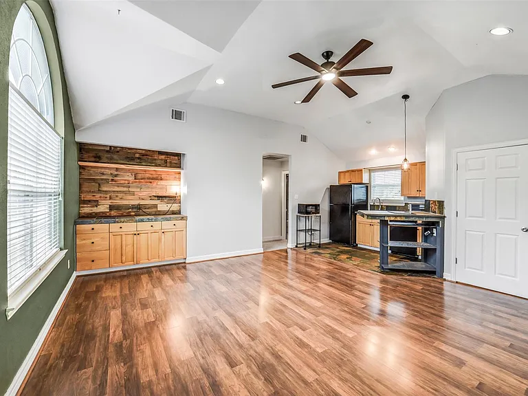 16302 Crossfield Dr — Photo 6