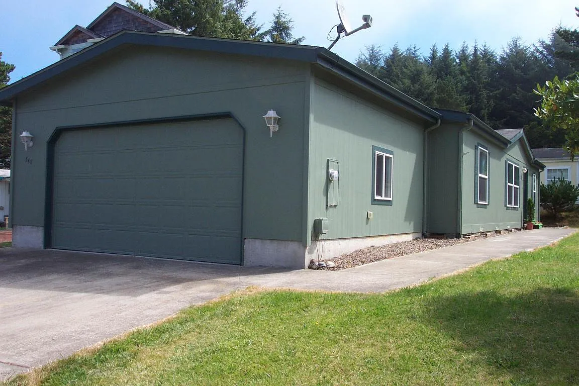 548 SE Jetty Ave photo 1