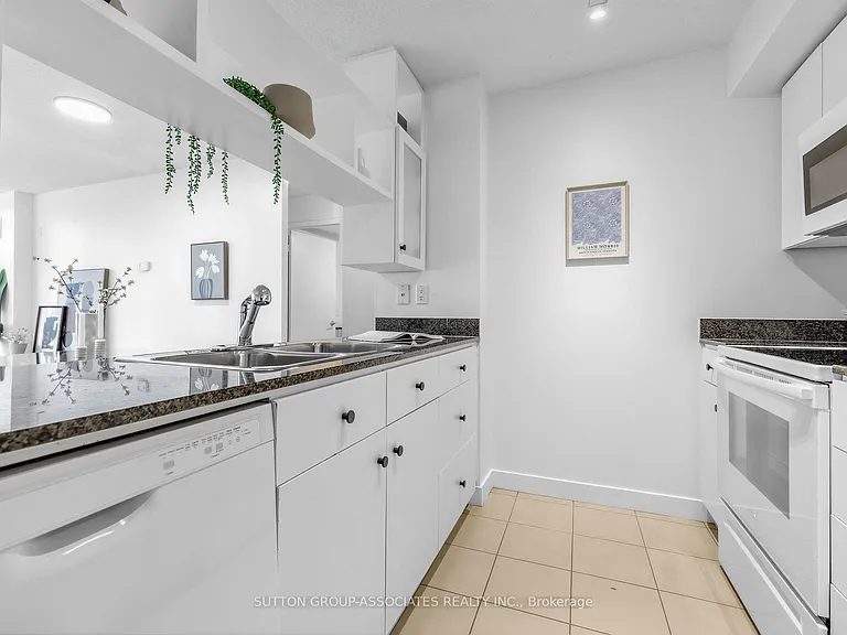 381 Front St W #611 — Photo 15