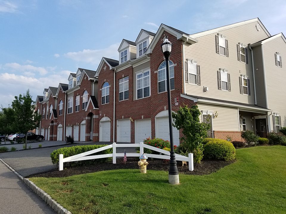 1st image of 911 Balsam Dr