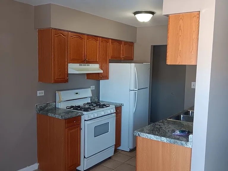 111 Pickwick Dr — Photo 9