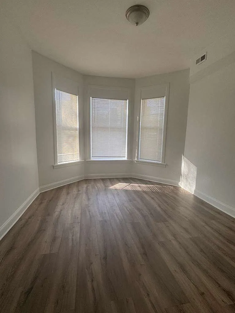 Building Photo - 6609 S Rhodes Ave #1