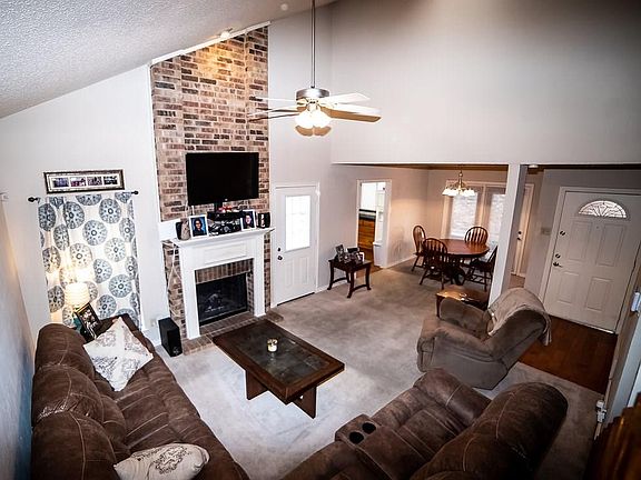 3rd image of 2101 Holly Hill Ln