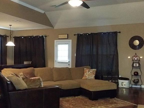 5th image of 110 Palomino Dr