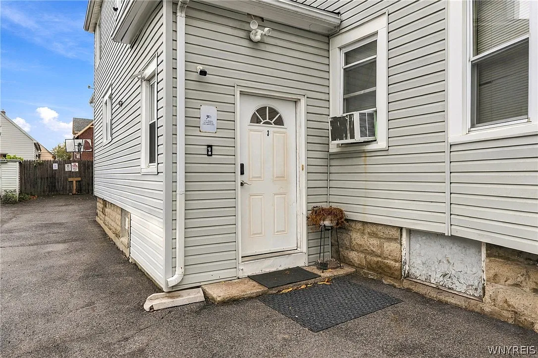 4 bed, 2.0 bath, 1685 sqft, $1,900 — Photo 2