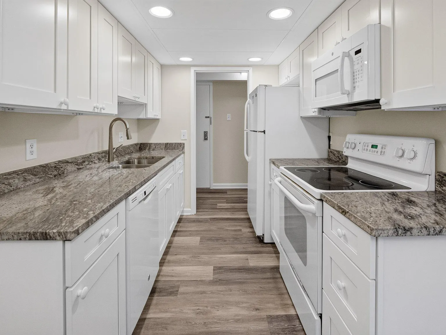 2 bed, 2.0 bath, 894 sqft, $2,250 — Photo 3