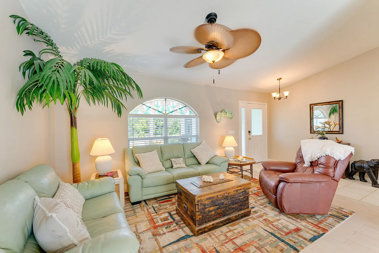 3 bed, 2.0 bath, 1593 sqft, $4,096 — Photo 1