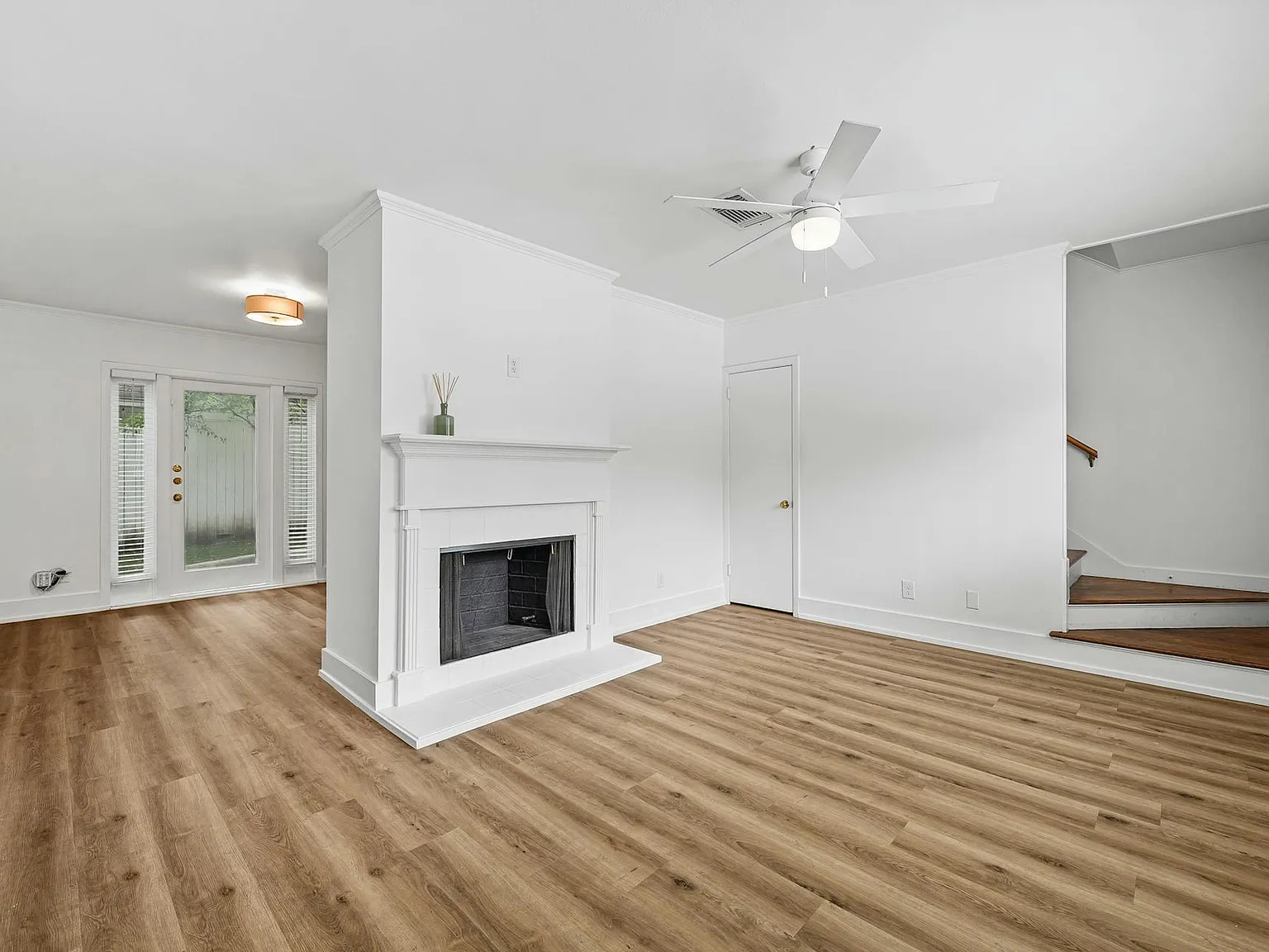 2401 Winsted Ln — Photo 3