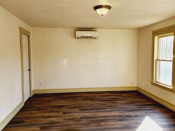 4th image of 904 S 5th Ave