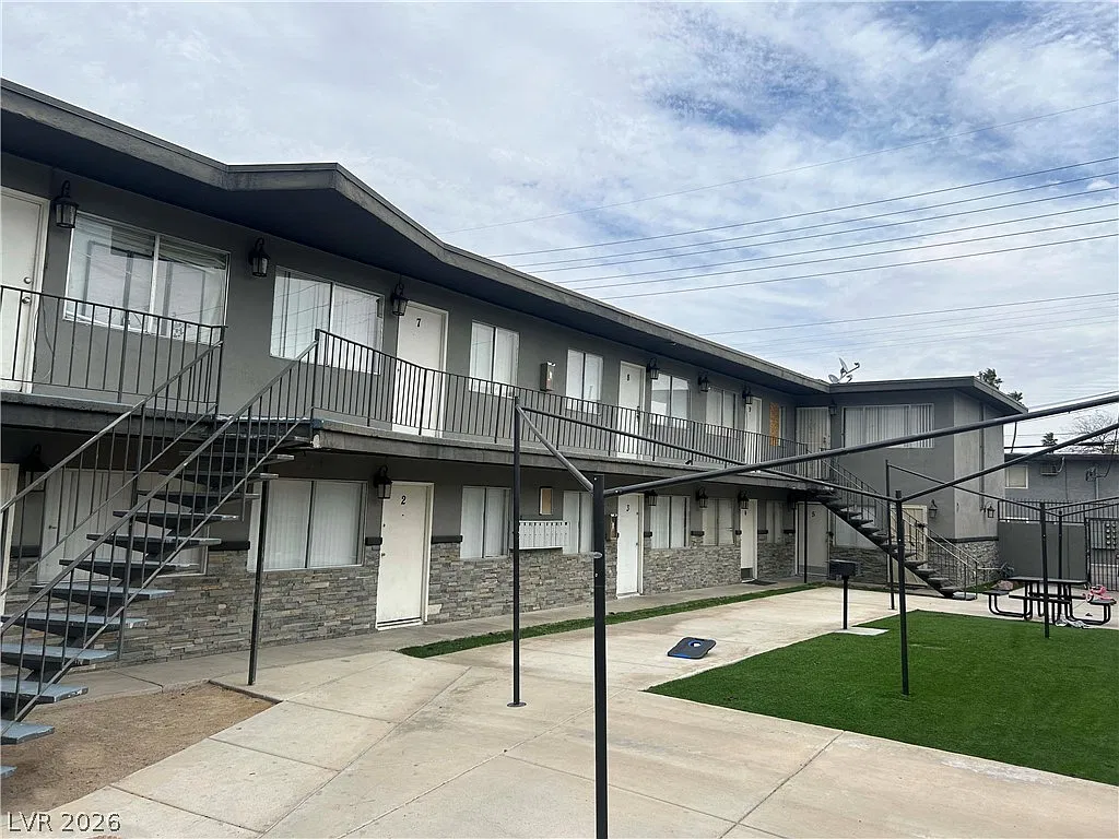 1 bed, 1.0 bath, 6016 sqft, $950 — Photo 2