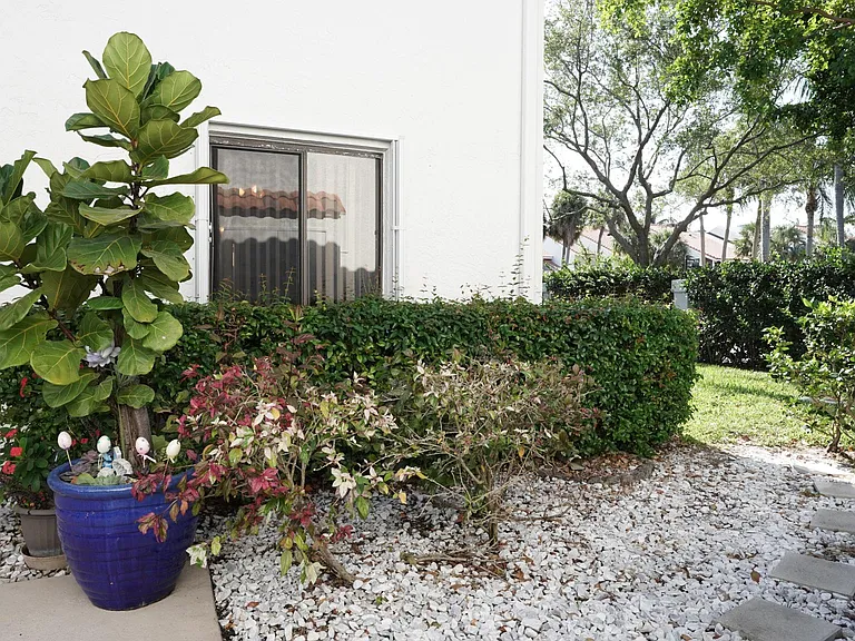 100 Pelican Pointe Dr #103 — Photo 8