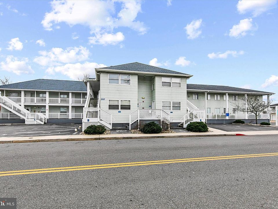 1st image of 207 8th St #102C