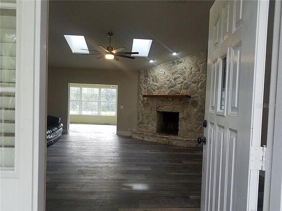 3rd image of 185 W Country Circle Dr