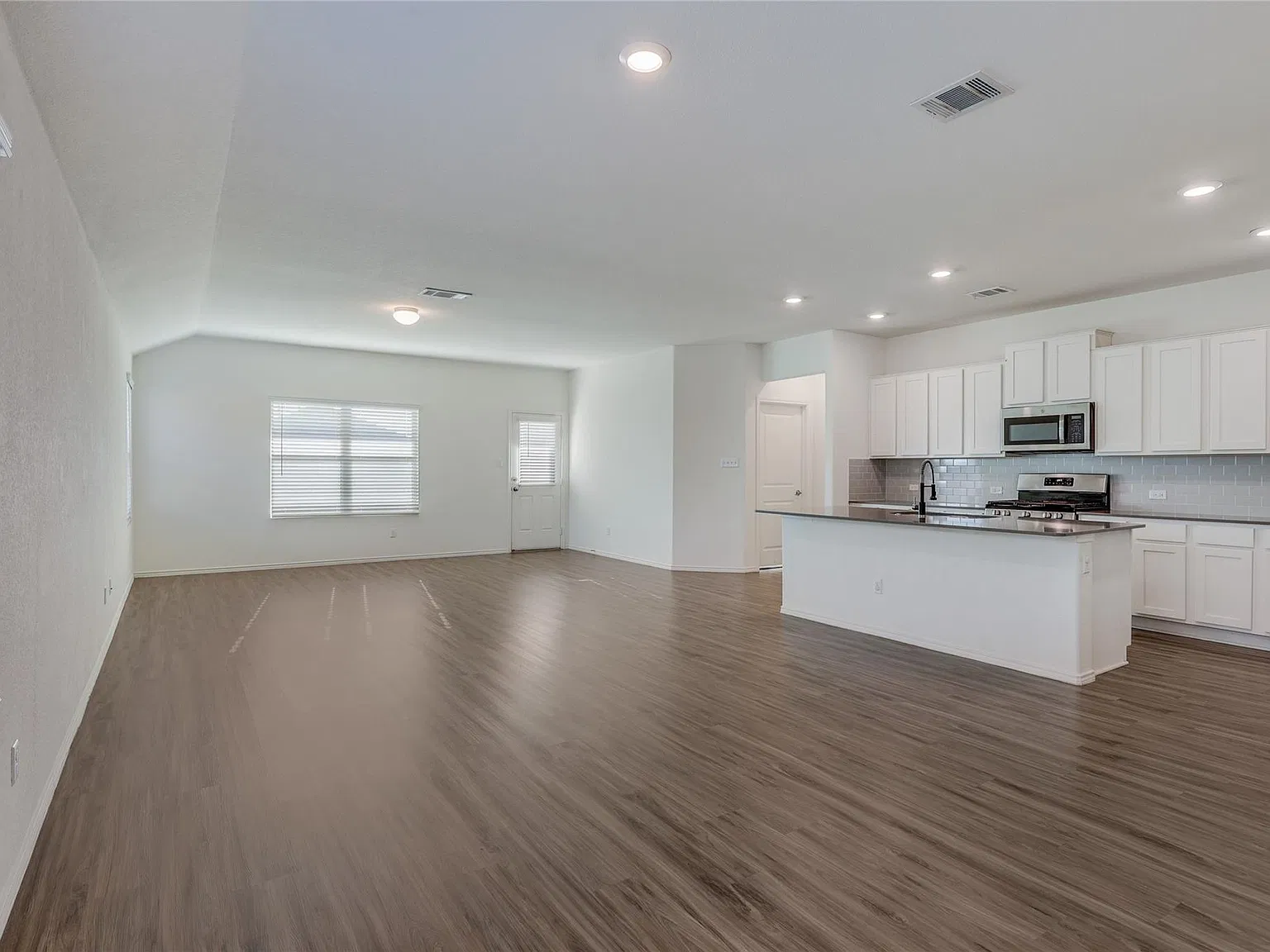 3 bed, 2.0 bath, 1961 sqft, $2,000 — Photo 2