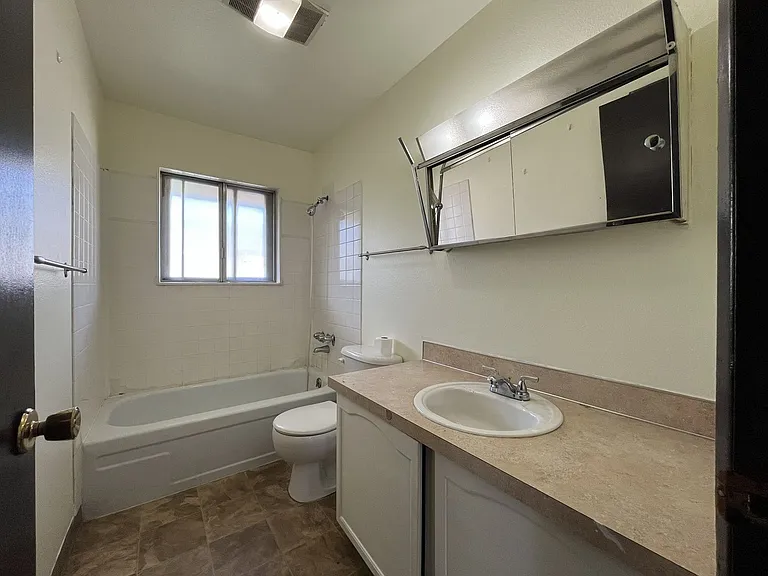 4660 NE Lombard St — Photo 22