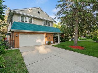 25 N Cowley Rd, Riverside, IL 60546
