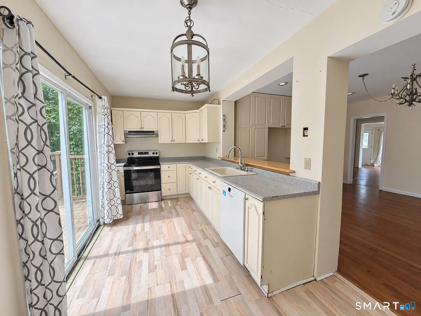 6 bed, 2.0 bath, 1194 sqft, $4,300 — Photo 3