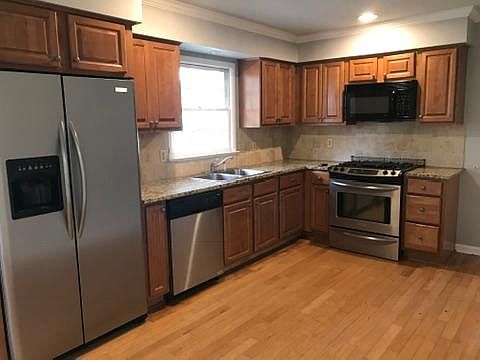 5th image of 511 Wesley Oak Dr