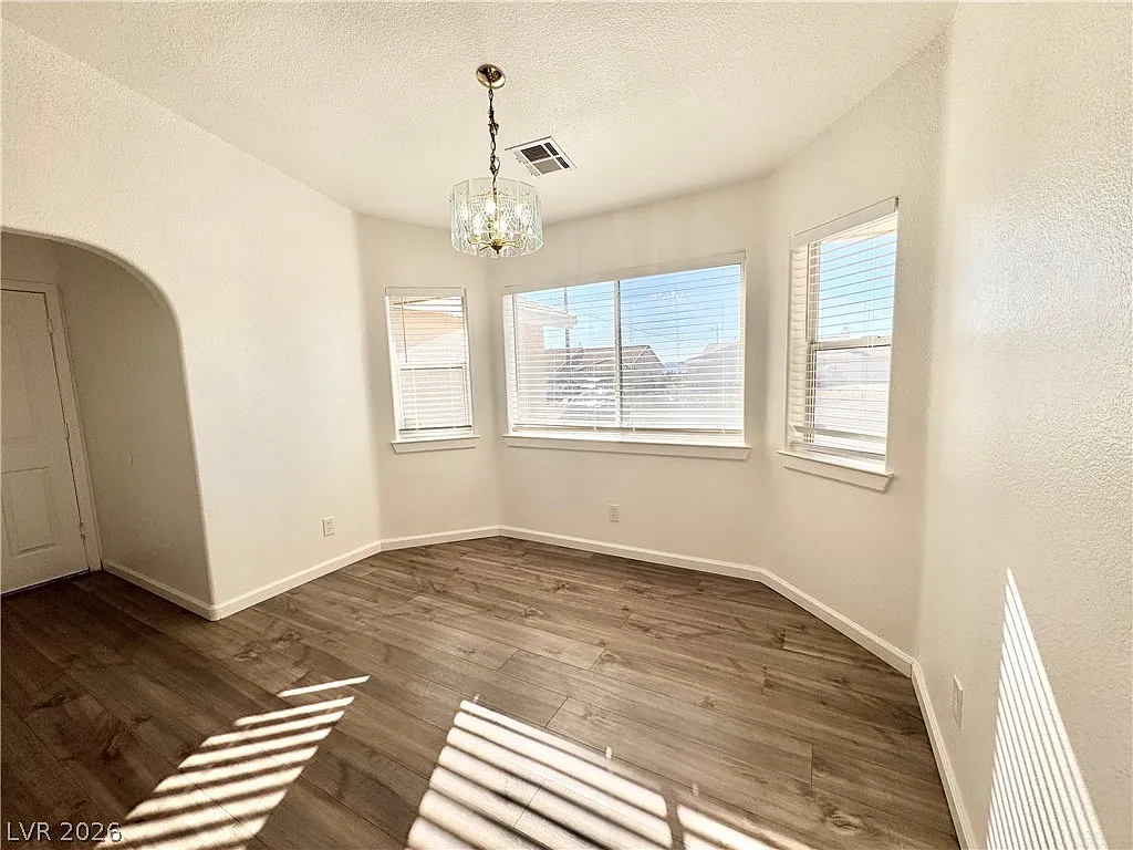 3 bed, 2.0 bath, 1393 sqft, $2,000 — Photo 4