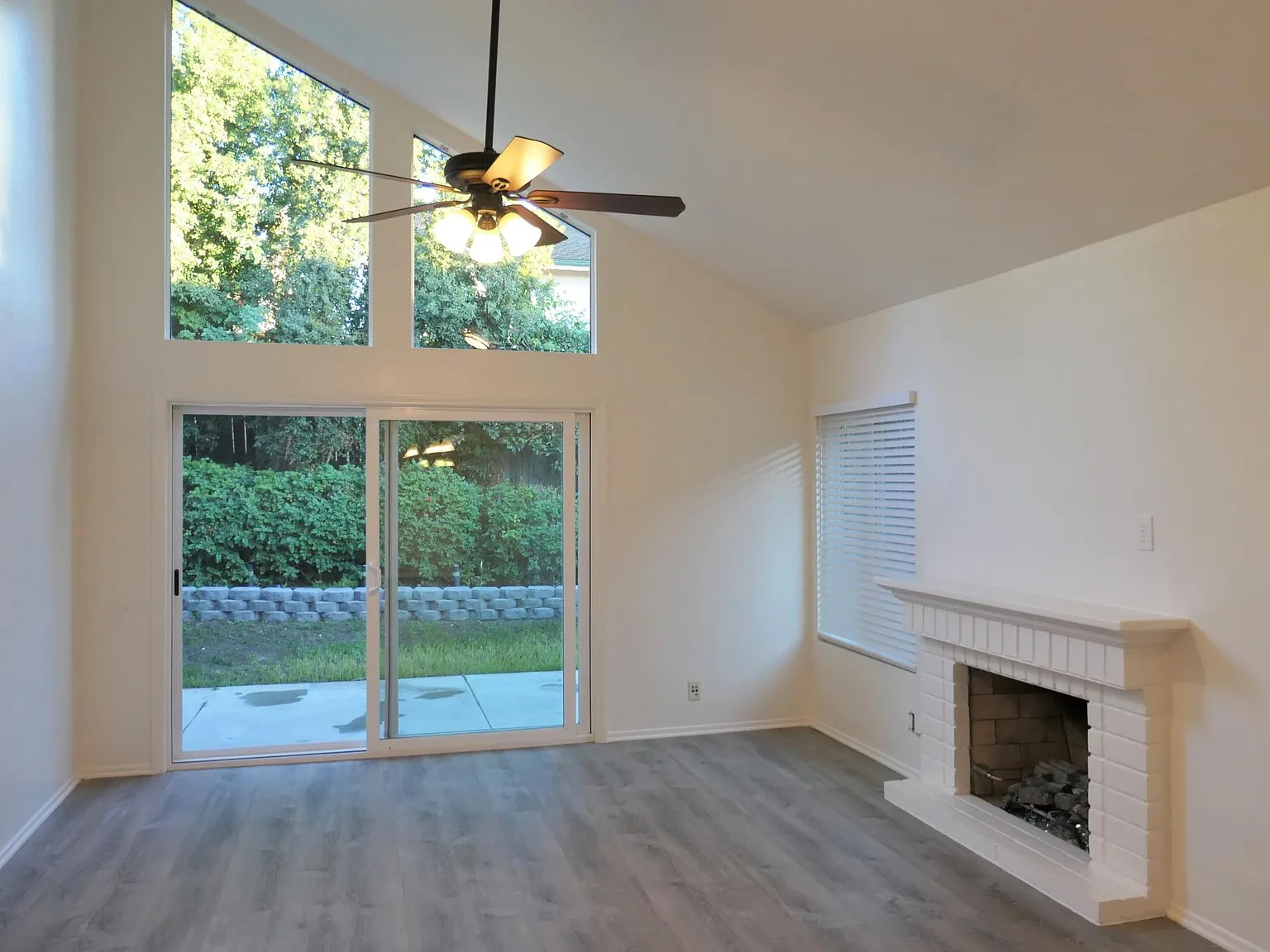 3 bed, 1323 sqft, $4,795 — Photo 2
