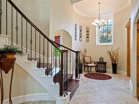 4th image of 5213 Edgewater Ct