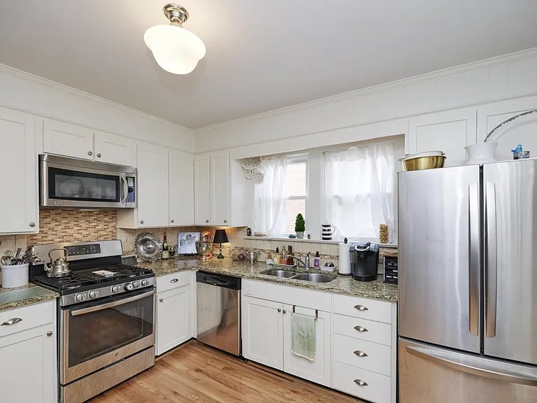 1209 Stafford Ave — Photo 10