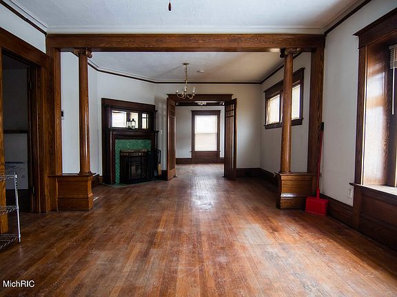 5th image of 914 Cass Ave SE