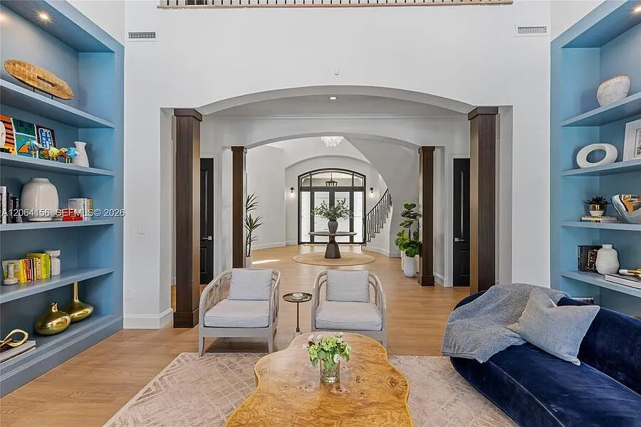 7 bed, 7.5 bath, 7073 sqft, $55,000 — Photo 4