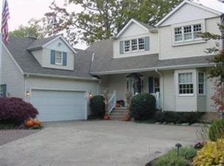 15720 W Shore Ct, Lakewood, OH 44107